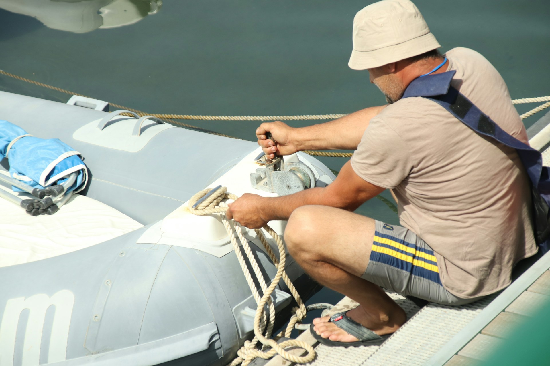 Tersanede tekne üzerinde çalışan usta